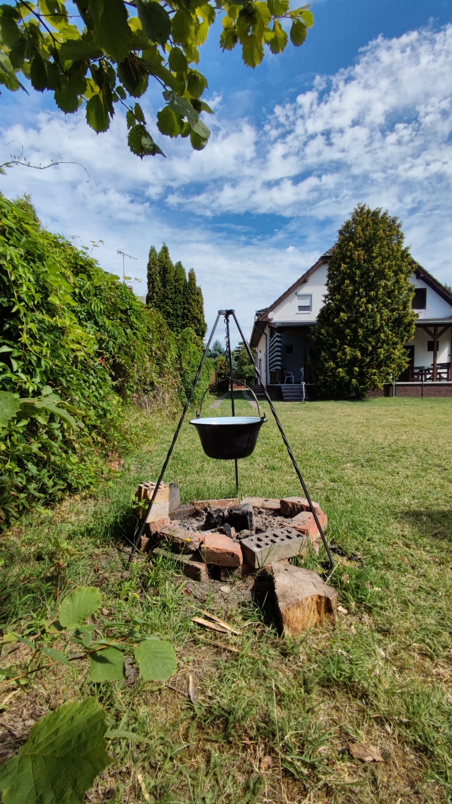 A kertben lehet bográcsozni, grillezni.